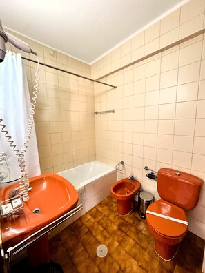 Shower, hair dryer, towels - Lagosmar Hotel (Lagos)