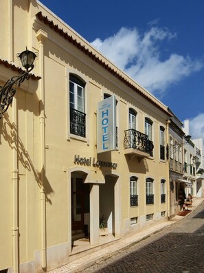 Front of property - Lagosmar Hotel (Lagos)