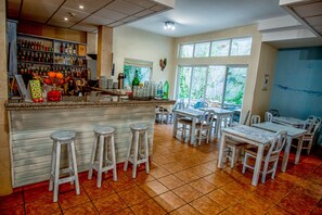 Serveert ontbijt, lunch, diner, internationale gerechten, strandzicht