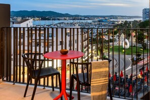 Minibar, Zimmersafe, Schreibtisch, kostenloses WLAN