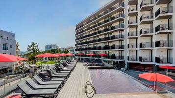 Outdoor pool, pool loungers