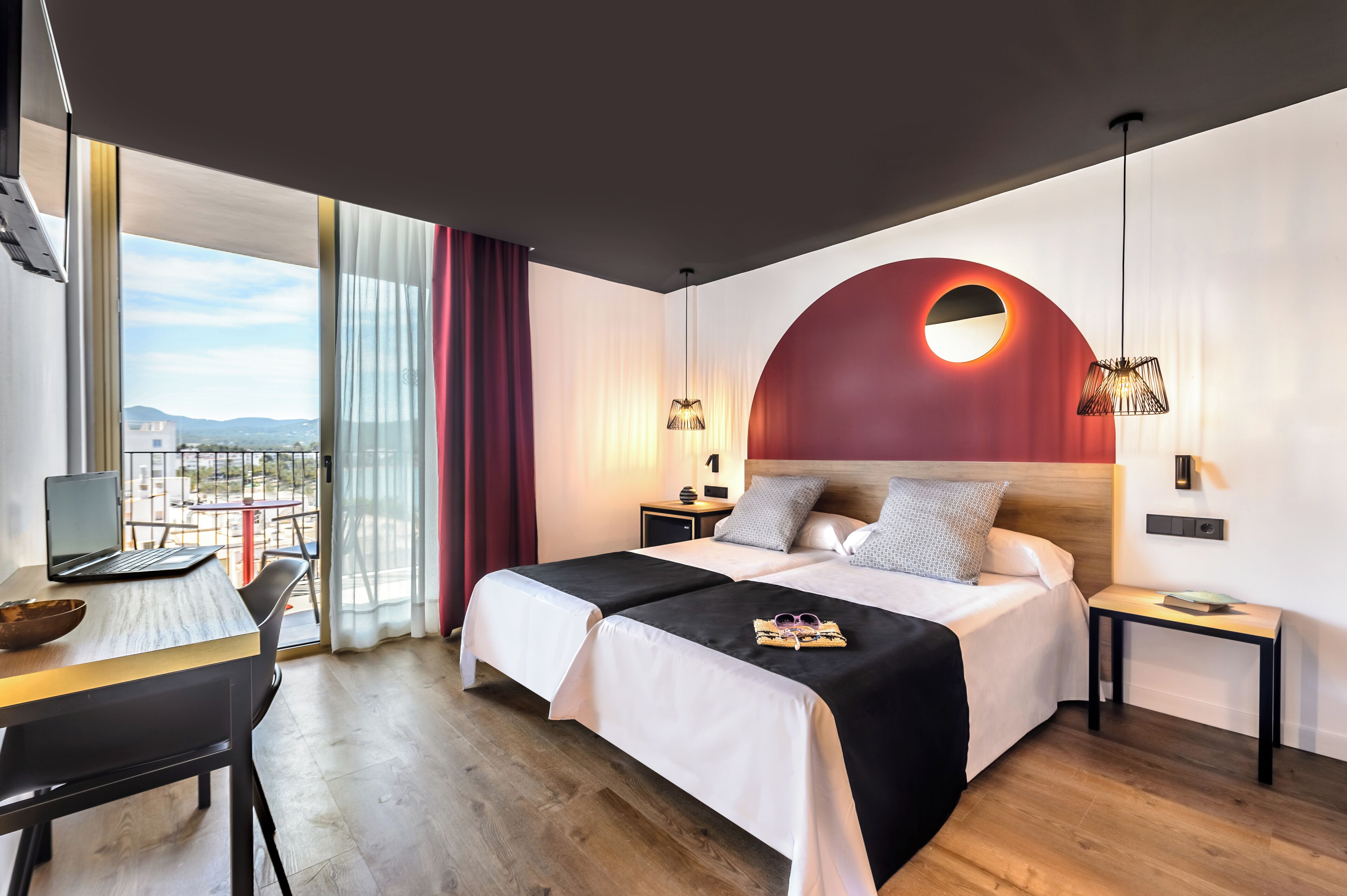 Minibar, két bảo mật tại phòng, bàn 