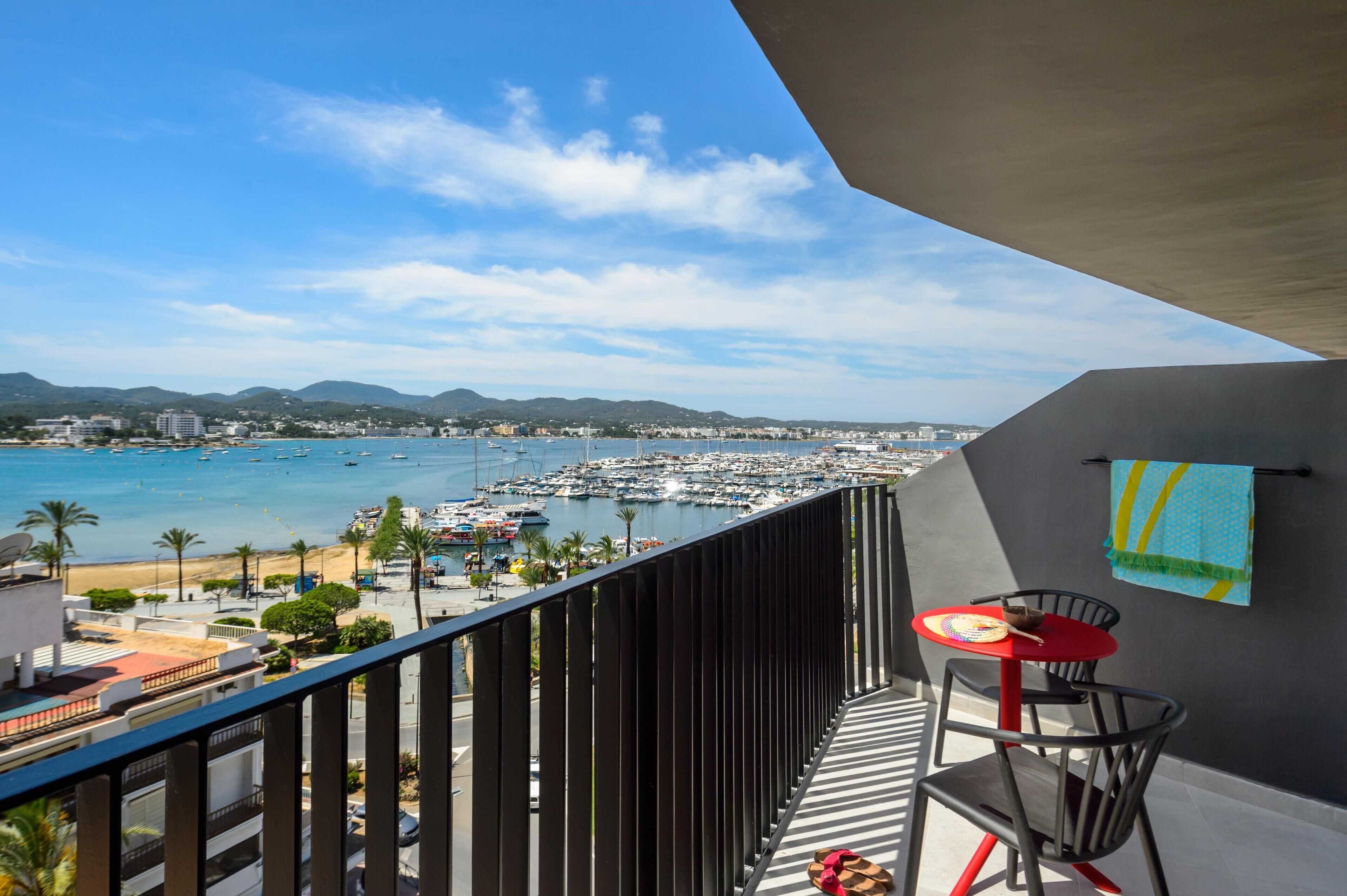 Een minibar, een kluis op de kamer, een bureau, gratis wifi