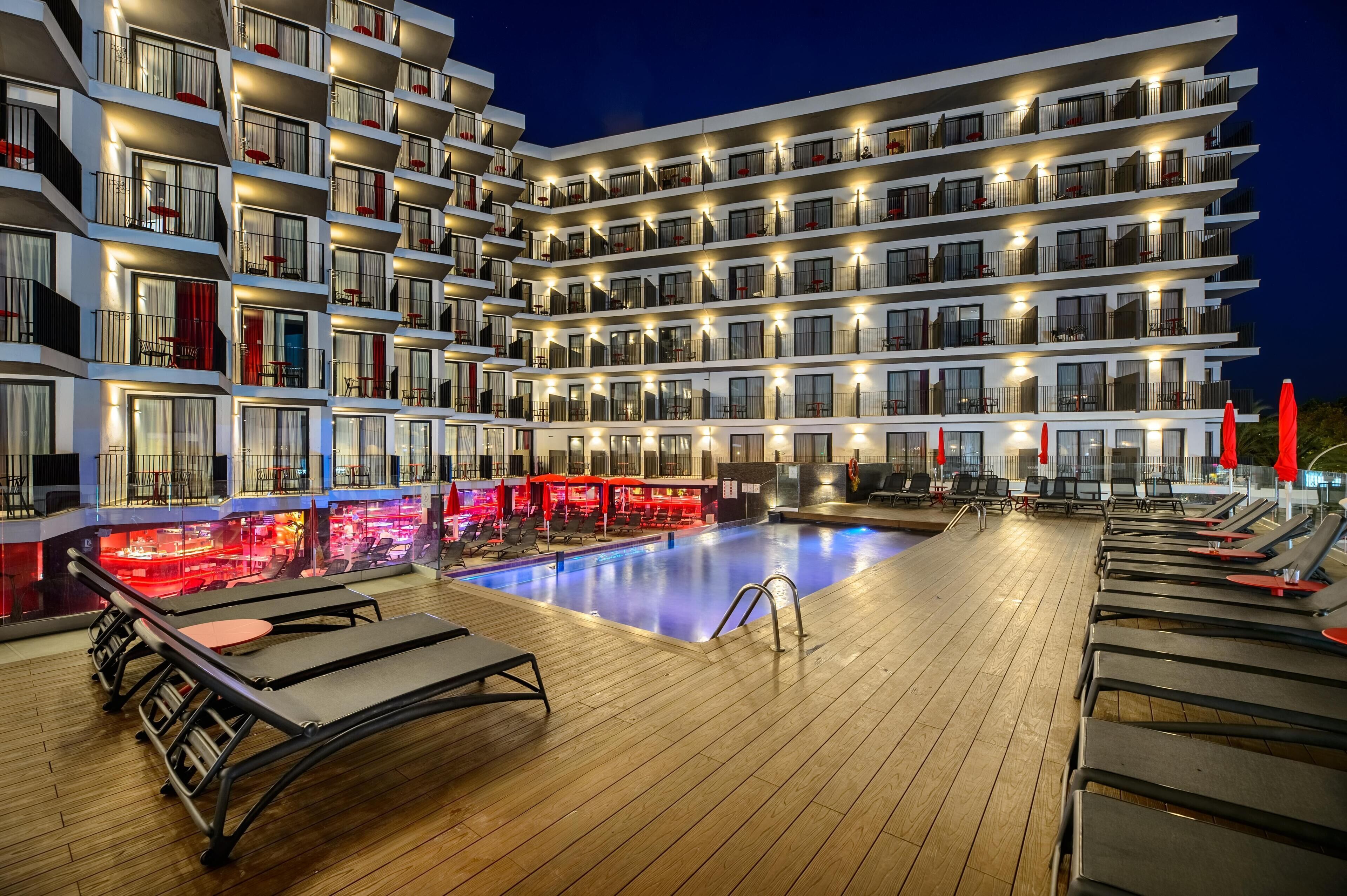 Utendørsbasseng og solsenger