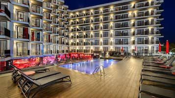 Piscina externa, espreguiçadeiras