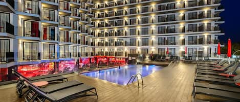 Utendørsbasseng og solsenger