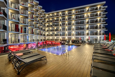 Una piscina al aire libre, sillones reclinables de piscina. Hotel Vibra District - Adults Only