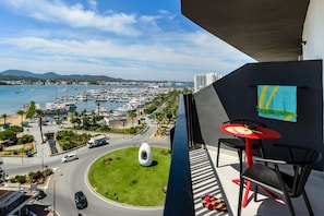 Minibar, in-room safe, desk, free WiFi - Hotel Vibra District - Adults Only (Sant Antoni de Portmany)