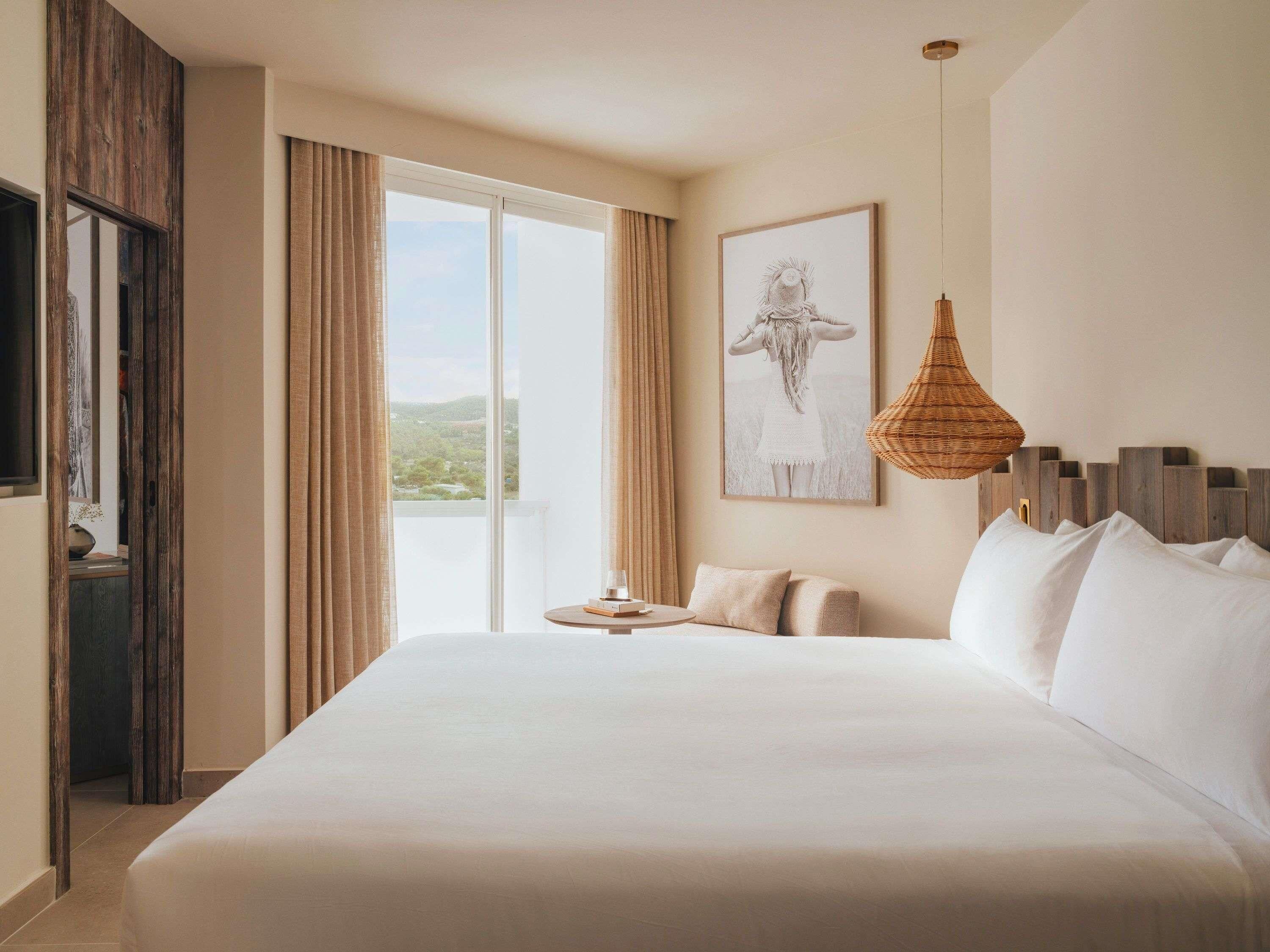 All Access, Extra 2 BED, 1 King Bed and 1 Queen Bed, Sea View | Premium bedding, minibar, in-room safe, desk