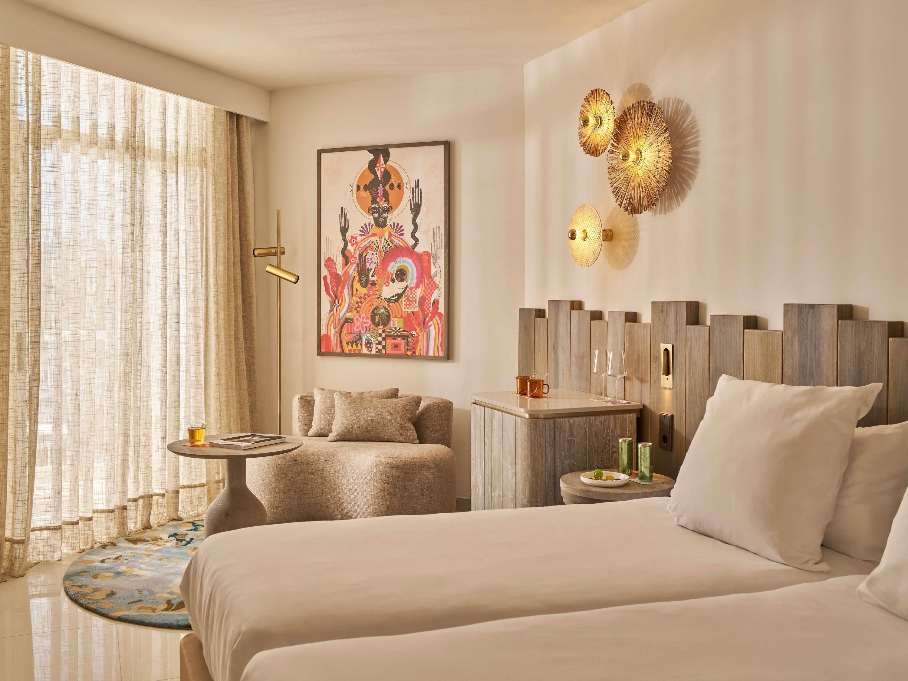 Luxe beddengoed, een minibar, een kluis op de kamer, een bureau