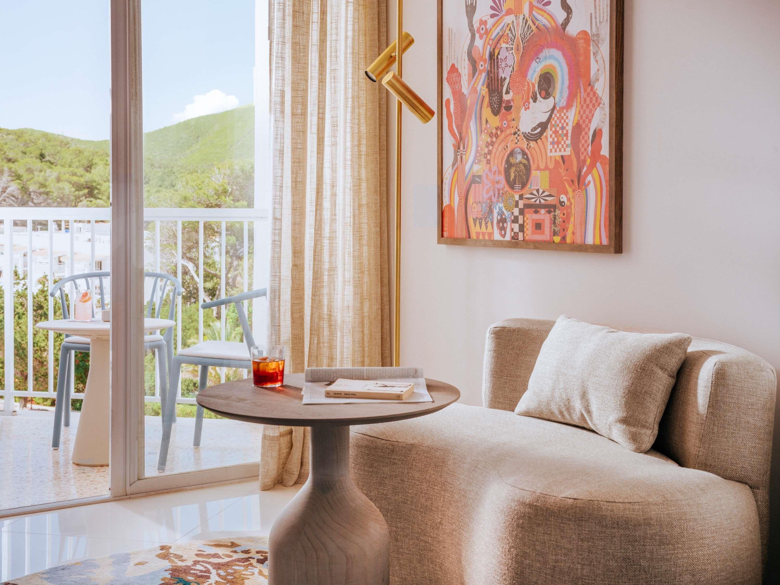 Luxe beddengoed, een minibar, een kluis op de kamer, een bureau