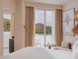 Luxe beddengoed, een minibar, een kluis op de kamer, een bureau