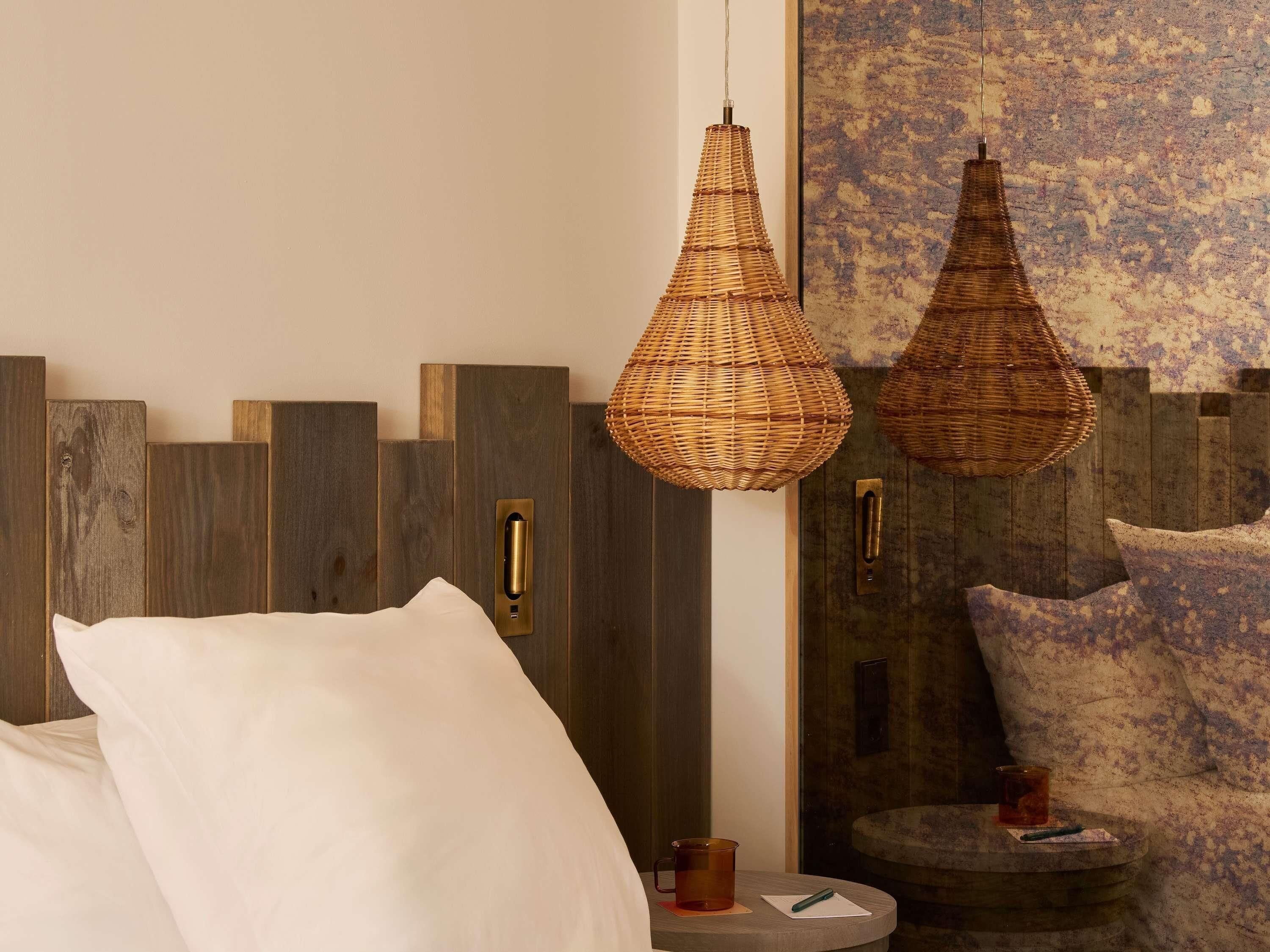 Luxe beddengoed, een minibar, een kluis op de kamer, een bureau