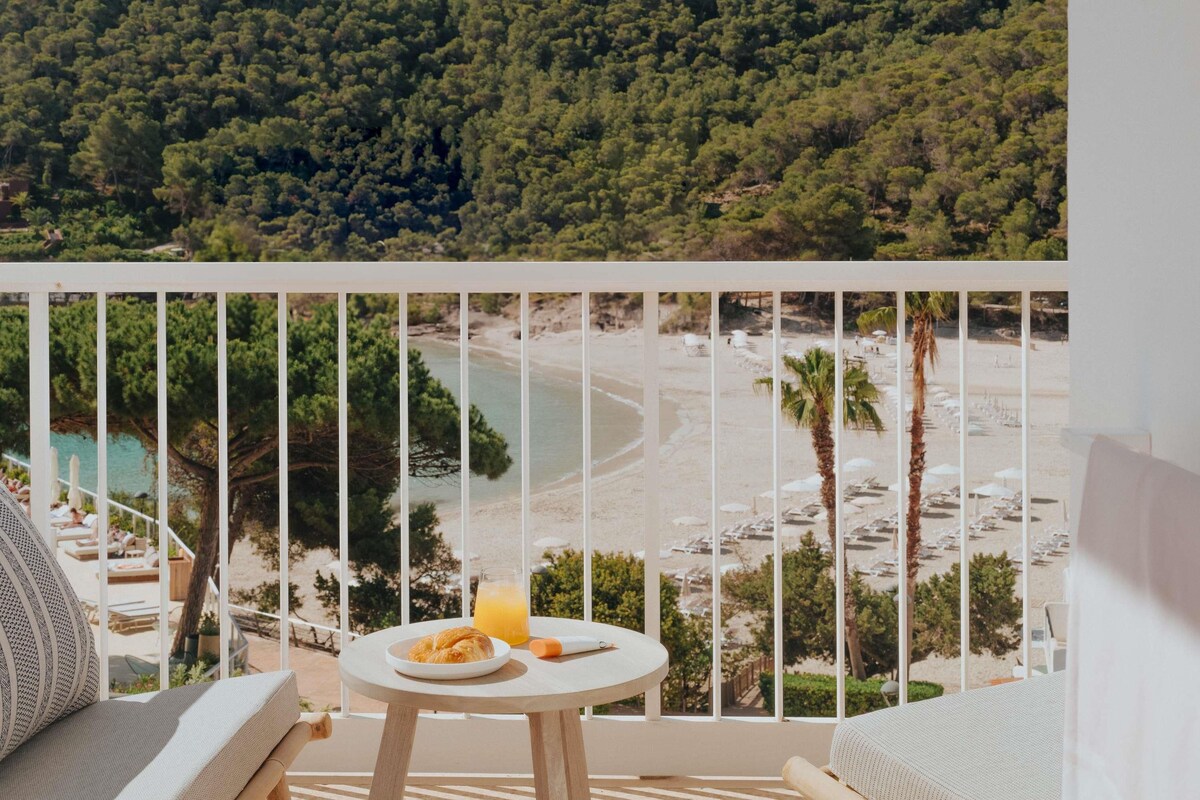 Suite, 1 cama de matrimonio grande con sofá cama, vistas al mar | Ropa de cama de alta calidad, minibar, caja fuerte y escritorio