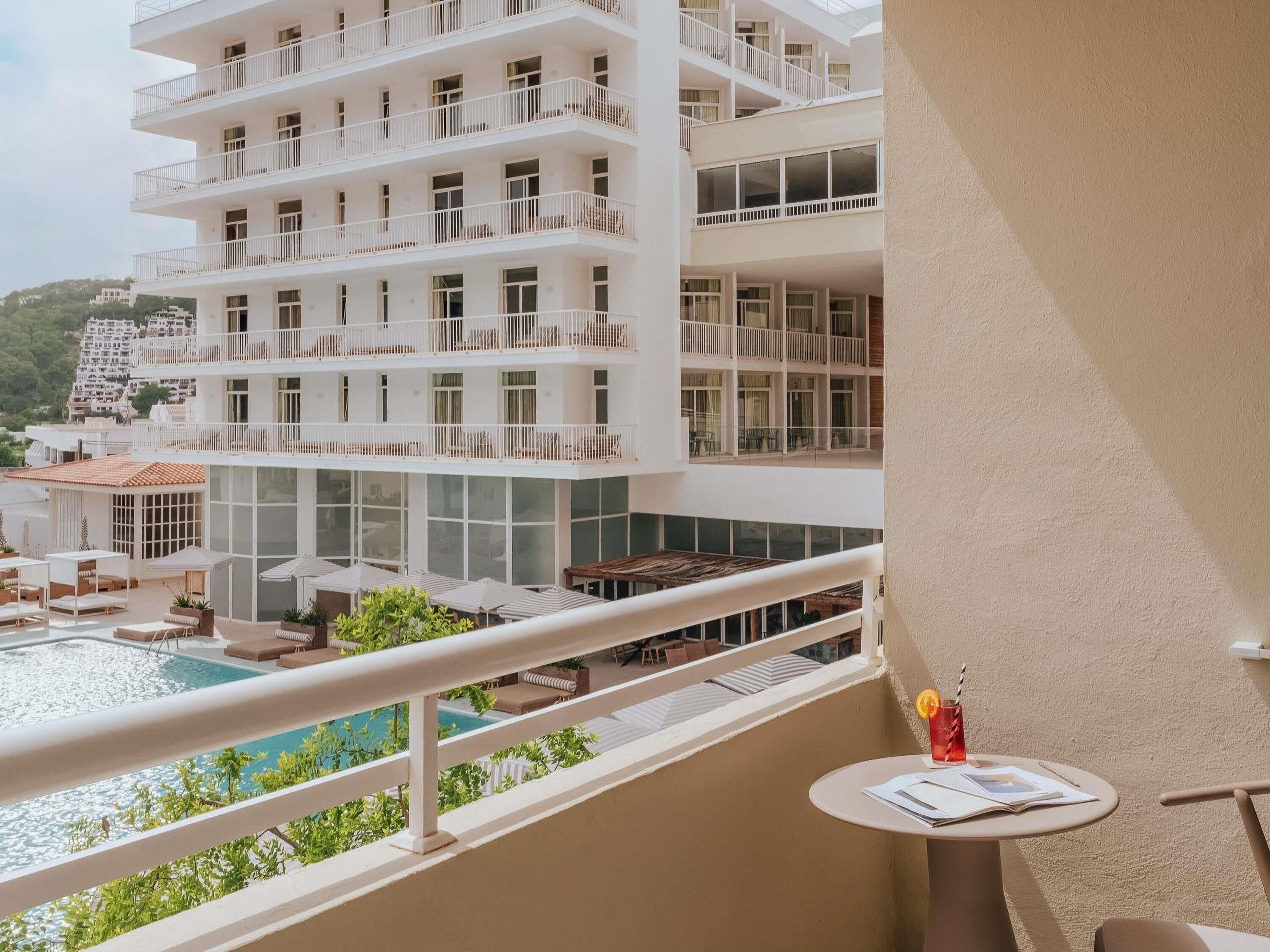 VIP Pool Side, 1 King Bed, Pool View, Balcony. | Premium bedding, minibar, in-room safe, desk