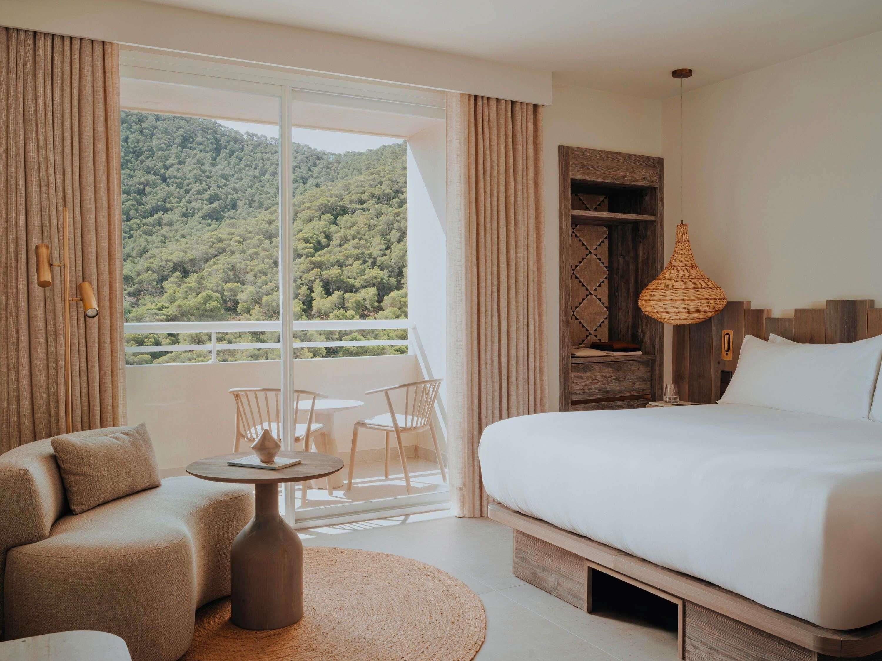 Ropa de cama de alta calidad y minibar 