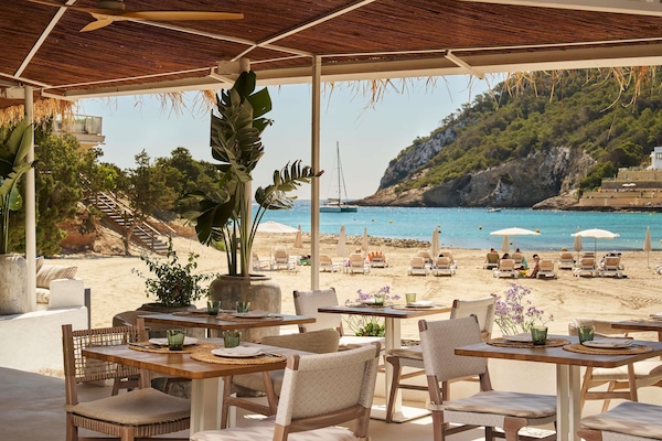 4 restaurants, dinner served, Mexican cuisine