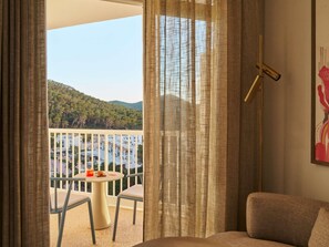 Room, 2 Katil Kelamin (Double) | Peralatan tempat tidur premium, bar mini, peti besi dalam bilik, meja