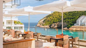 4 restaurants; dinner served