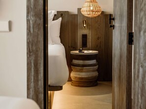 Seprai premium, minibar, brankas, dan meja kerja