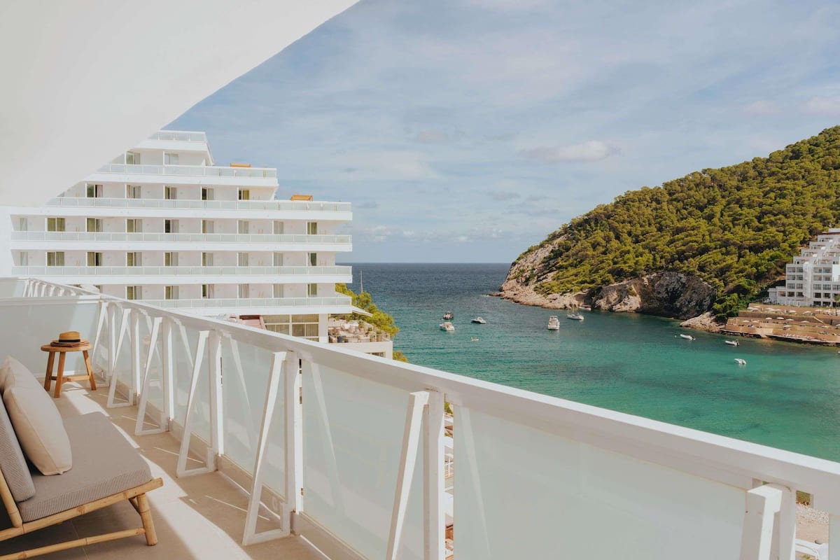 Suite Deluxe, 2 chambres, vue mer | Literie de qualité supérieure, minibar, coffres-forts dans les chambres