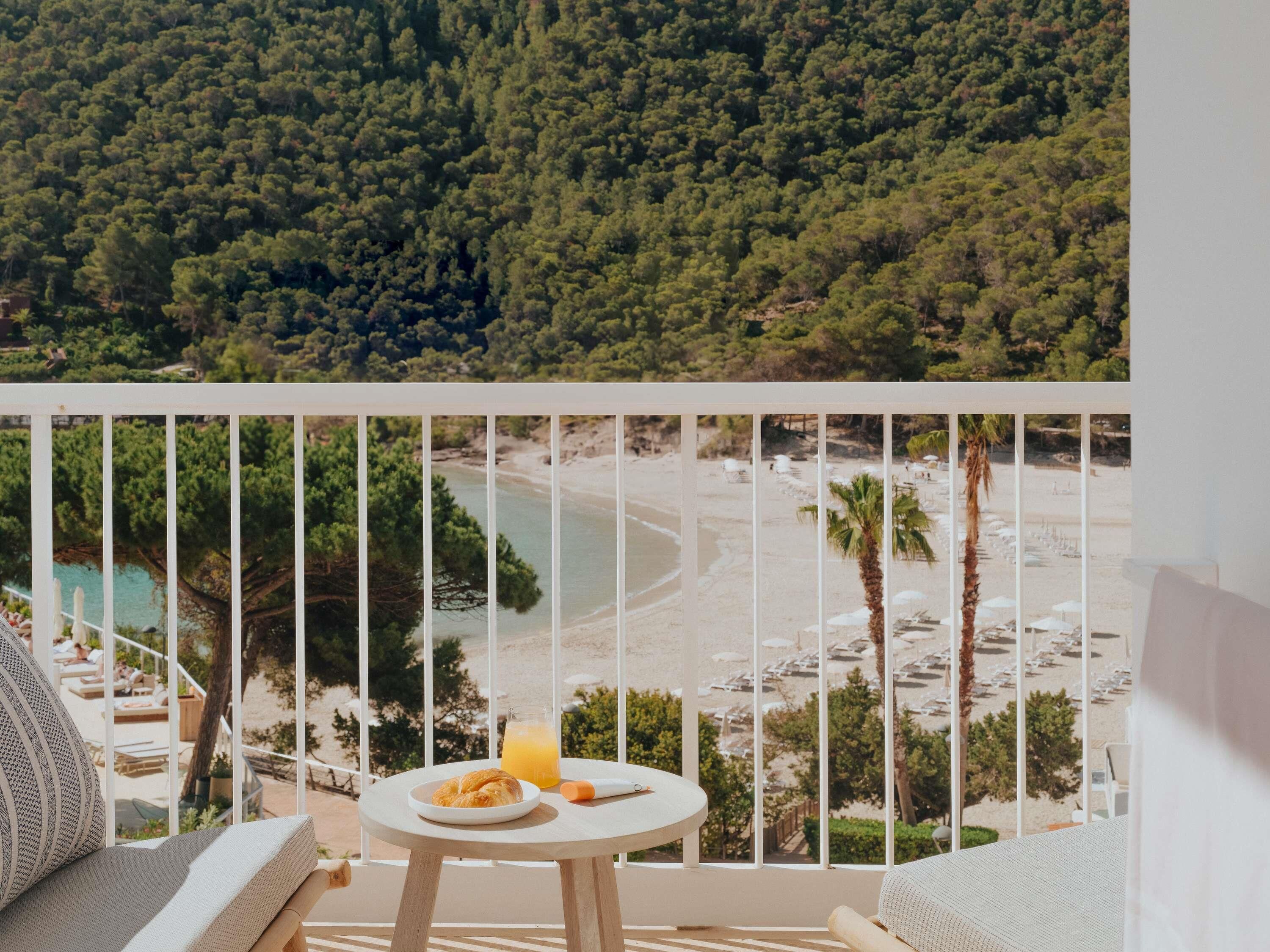 Platinum Suite, 1 King Bed and 1 Queen Sofa Bed, Walking closet, Frontal Sea View | Premium bedding, minibar, in-room safe, desk