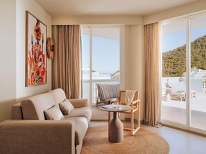 Suite (Headliner) | Luxe beddengoed, een minibar, een kluis op de kamer, een bureau