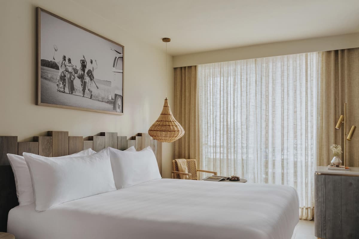 Peralatan tempat tidur premium, bar mini, peti besi dalam bilik, meja
