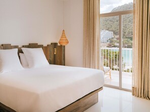 Suite, 1 kingsize-seng med sovesofa, sjøutsikt | Sengetøy av topp kvalitet, minibar, safe på rommet og skrivebord