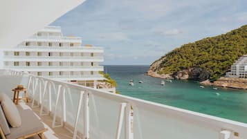 Suite Deluxe, 2 habitaciones, vistas al mar | Ropa de cama de alta calidad, minibar, caja fuerte y escritorio