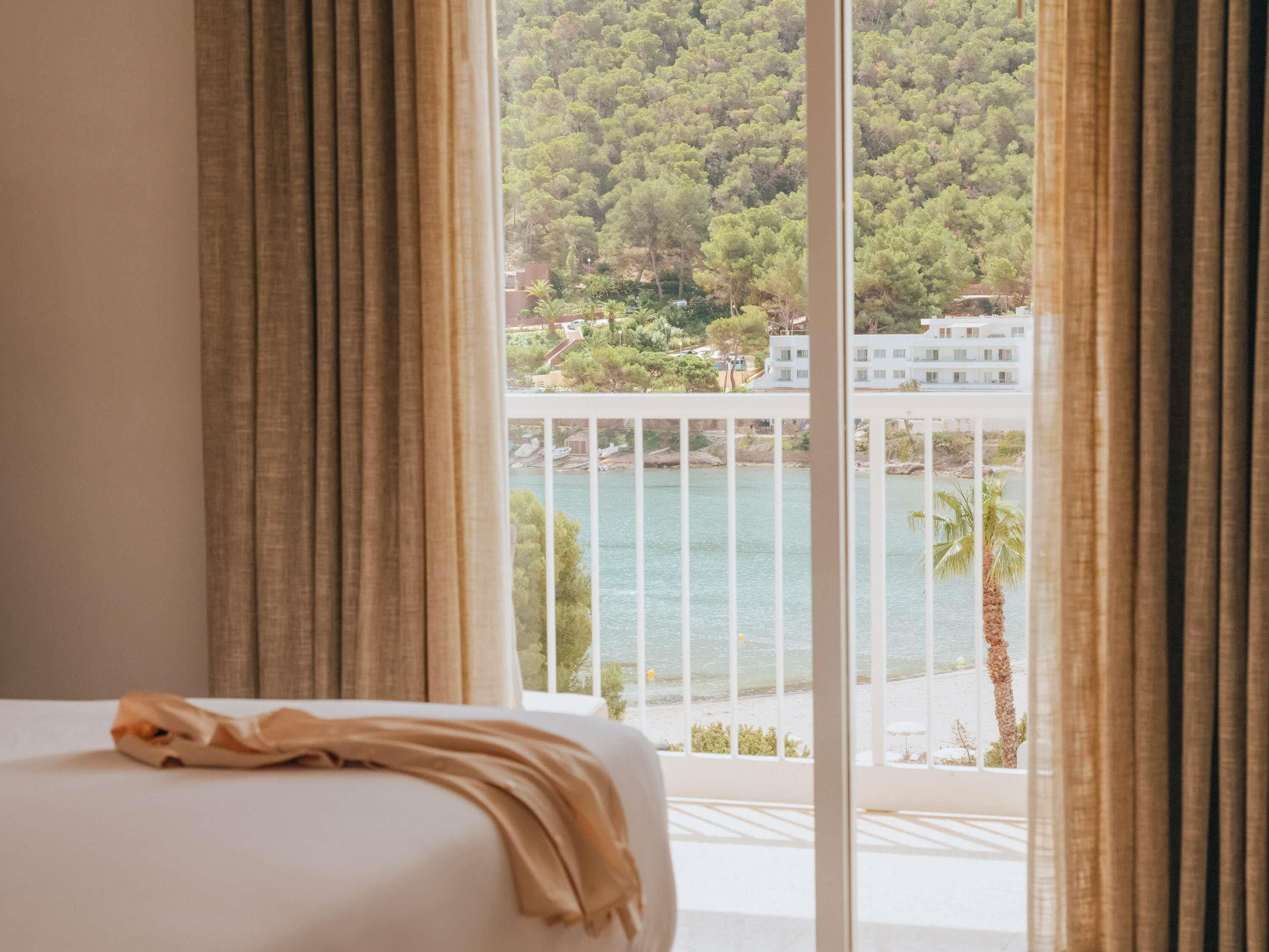 Platinum Suite, 1 King Bed and 1 Queen Sofa Bed, Walking closet, Frontal Sea View | Premium bedding, minibar, in-room safe, desk