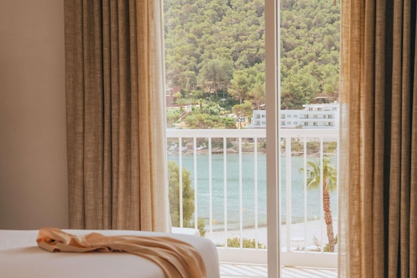 Suite, 1 cama de matrimonio grande con sofá cama, vistas al mar | Ropa de cama de alta calidad, minibar, caja fuerte y escritorio