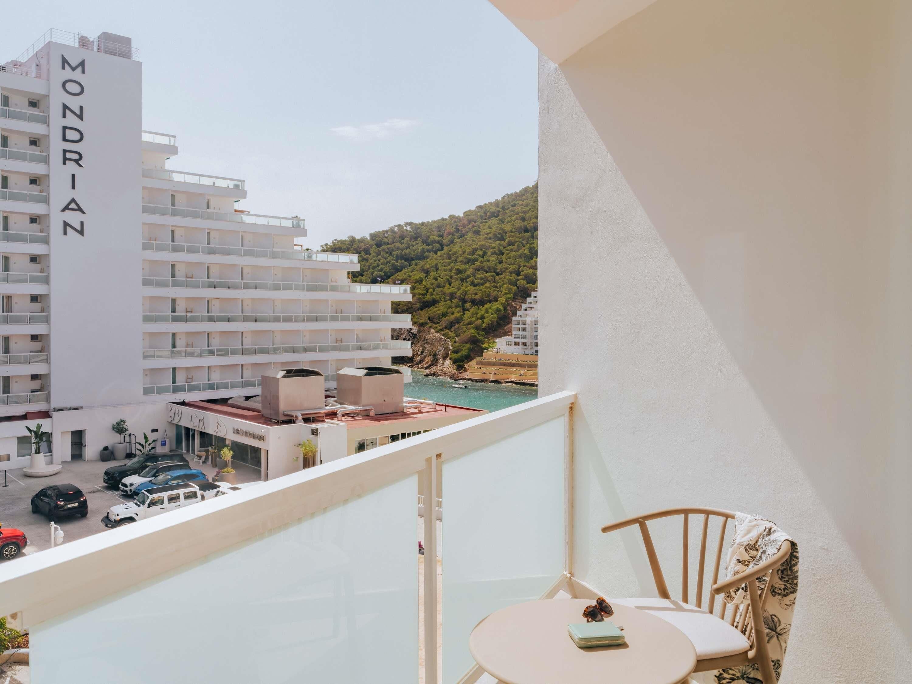 General Admission King Partial View | Premium bedding, minibar, in-room safe, desk