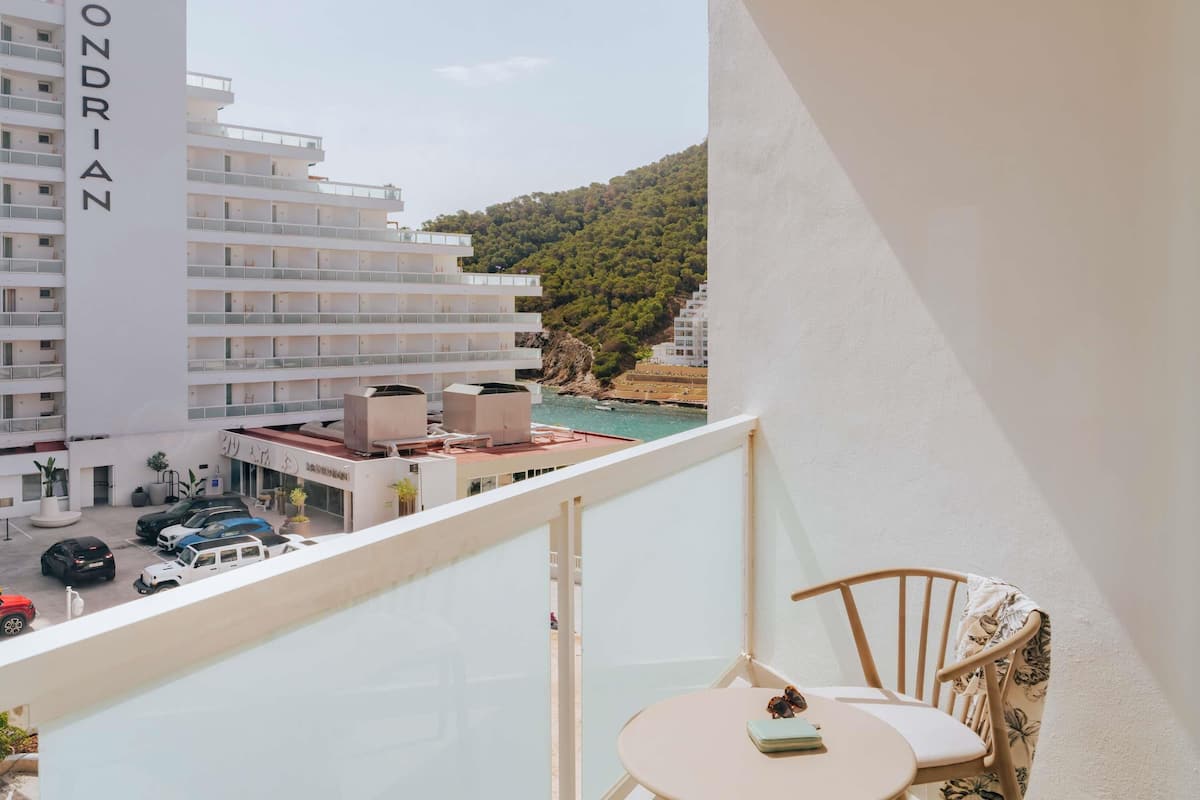 Un balcon offrant une vue sur un hôtel appelé « Mondrian » et sur un paysage côtier.