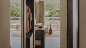 Suite, 2 chambres, vue mer | Literie de qualité supérieure, minibar, coffres-forts dans les chambres