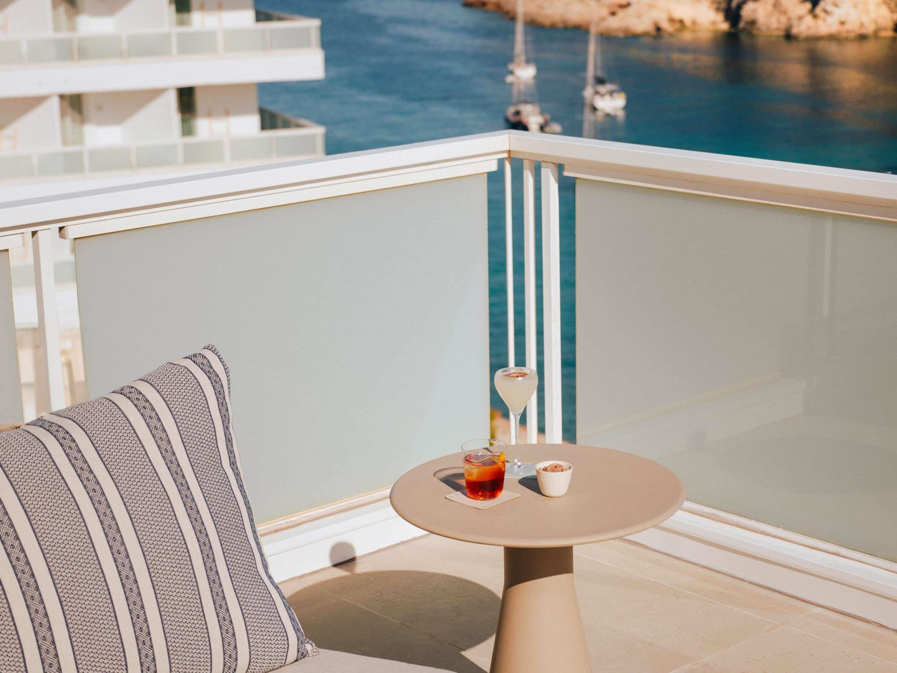 Suite (Headliner) | Premium bedding, minibar, in-room safe, desk