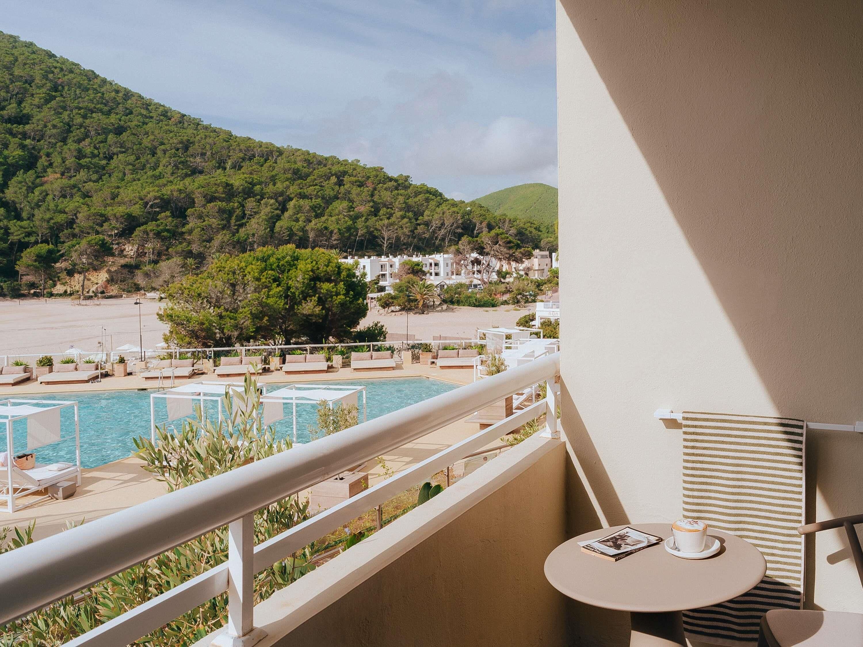 Ropa de cama de alta calidad, minibar, caja fuerte y escritorio