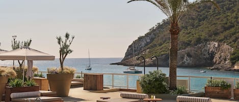 4 restaurantes; se sirven cenas y cocina mexicana