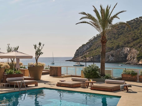 4 restaurantes; se sirven cenas . Hyde Ibiza