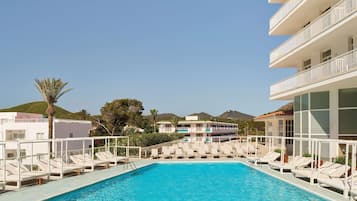 3 utendørsbassenger, bassengparasoller og solsenger