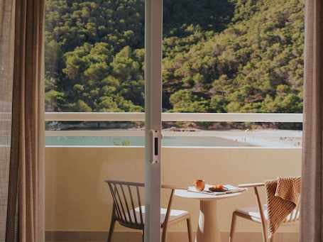 Hochwertige Bettwaren, Minibar, Zimmersafe, Schreibtisch. Hyde Ibiza