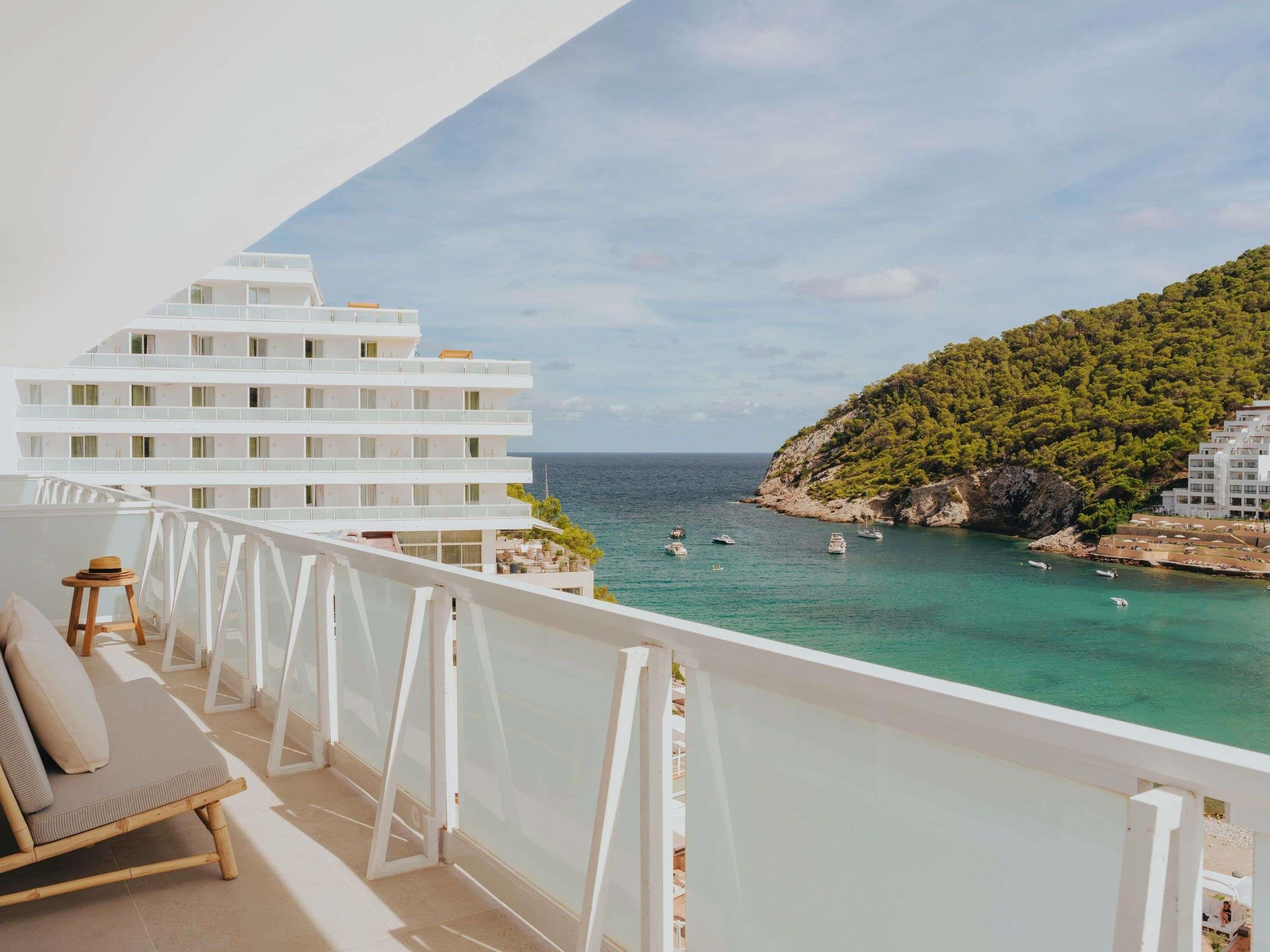 All Access, Extra 2 BED, 1 King Bed and 1 Queen Bed, Sea View | Premium bedding, minibar, in-room safe, desk