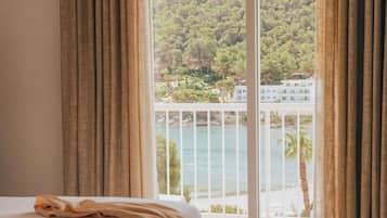 Suite, 1 kingsize-seng med sovesofa, sjøutsikt | Sengetøy av topp kvalitet, minibar, safe på rommet og skrivebord