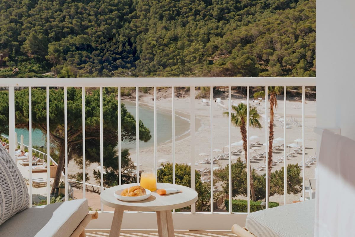 Suite, 1 Katil Raja (King), Sea View | Peralatan tempat tidur premium, bar mini, peti besi dalam bilik, meja