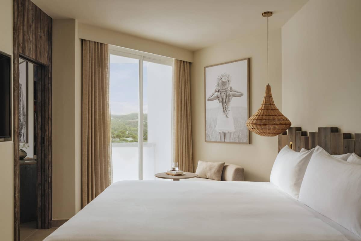 Deluxe Suite, 2 Bedrooms, Sea View (Extra) | Peralatan tempat tidur premium, bar mini, peti besi dalam bilik, meja
