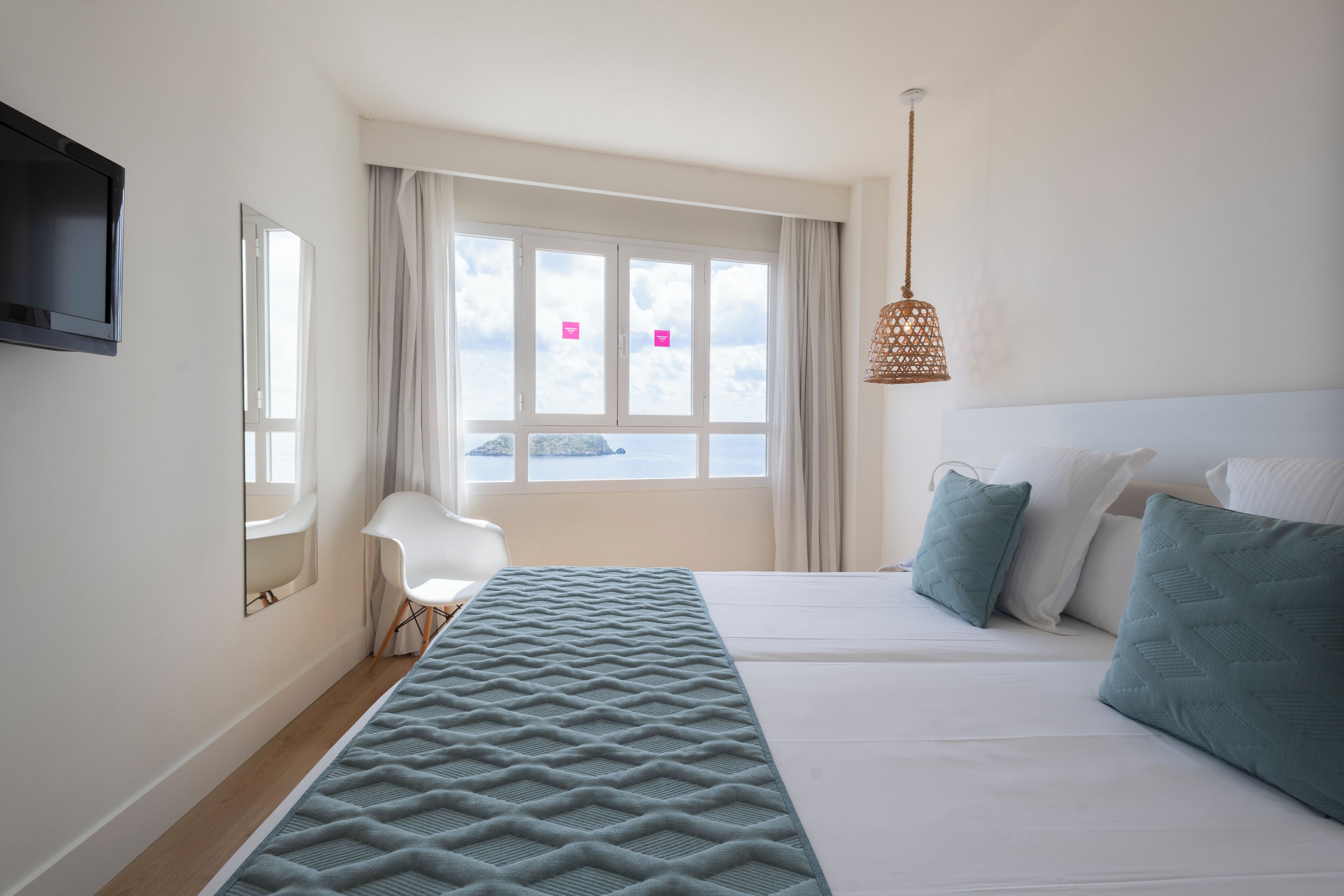 Habitación Deluxe, vistas al mar (Quadruple) | Minibar, caja fuerte, escritorio y wifi gratis