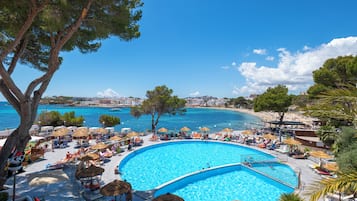 3 utendørsbassenger, bassengparasoller og solsenger