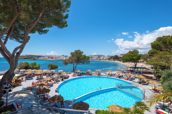 3 outdoor pools, pool umbrellas, sun loungers
