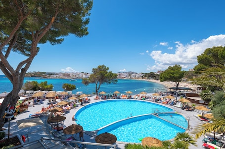 3 Außenpools, Sonnenschirme, Liegestühle. Leonardo Royal Ibiza Santa Eulalia