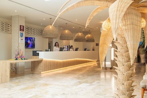 2 bares/lounges, bar ao lado da piscina